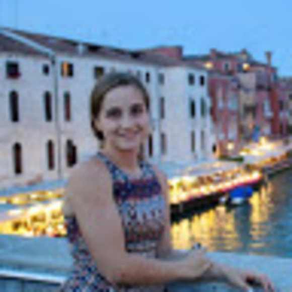 Meet your Posher, Lauren - Picture 2 of 4